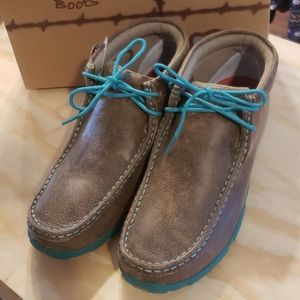 Turquoise driving moc